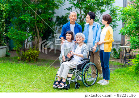 輪椅前輩和全家福 98225180