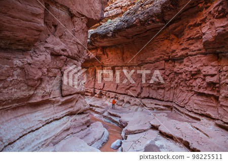 Slot canyon 98225511