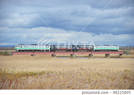 Hidaka Main Line Hamaatsuma-Yufutsu JR Hokkaido Kiha 40-302 + Naha 29001 + 29002 + Kiha 40-304 98225605