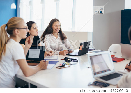 Staff communicate at work by sitting at desk. Staff communicate at work by sitting at desk. 98226040