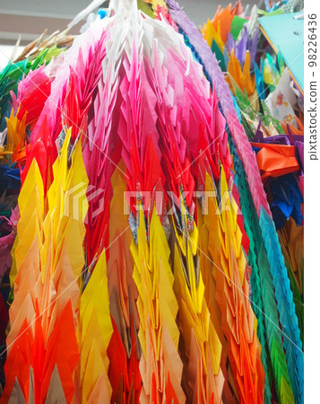 A thousand paper cranes 98226436