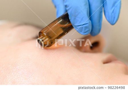 Moisturizing the face with the help of vitamin C, the drug is poured onto the face from the ampoule. 98226498