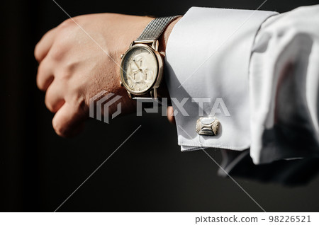 The morning of the groom, the groom prepares for the wedding ceremony, dresses in a suit and shoes. 98226521