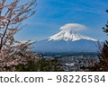 雲霧繚繞、櫻花盛開的富士山 98226584