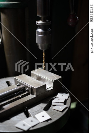 用鑽孔機鑽孔 用鑽孔機鑽孔 98228188