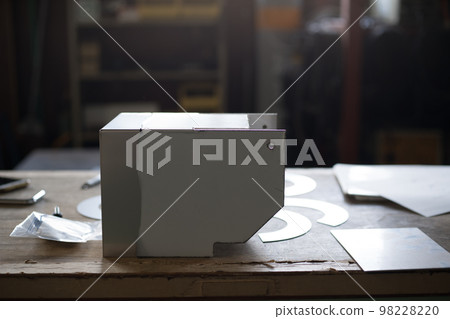 零件由不銹鋼製成 98228220