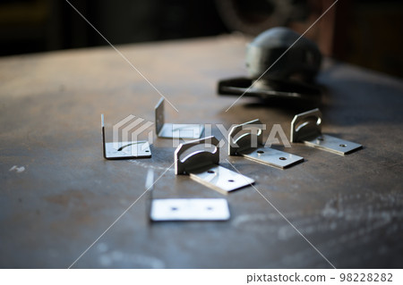 Deburring work with grinder 98228282