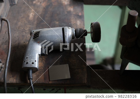 Attempting to polish a stainless steel plate with an electric drill 98228316