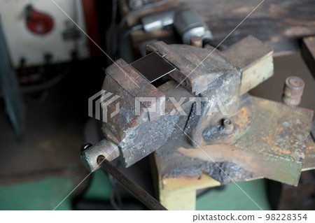 Where the stainless steel material is held in a vise Where the stainless steel material is held in a vise 98228354