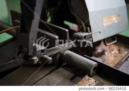 cutting material with band saw 98228418