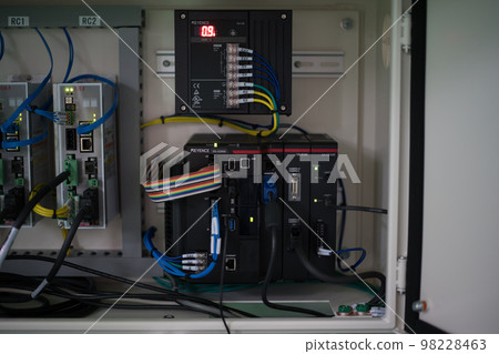 安裝在配電盤內的控制設備 安裝在配電盤內的控制設備 98228463