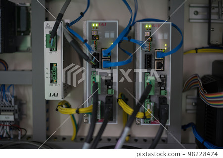 安裝在配電盤內的控制設備 安裝在配電盤內的控制設備 98228474