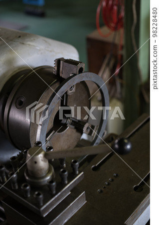Set-up work for lathe machining Set-up work for lathe machining 98228480
