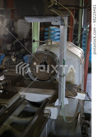 Set-up work for lathe machining Set-up work for lathe machining 98228481
