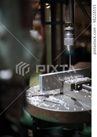 用鑽孔機在鋁材上鑽孔 用鑽孔機在鋁材上鑽孔 98228555
