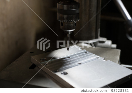 Thread cutting on aluminum material with a tapping drilling machine 98228581