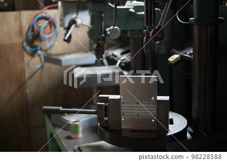 Drilling on aluminum material with a drilling machine 98228588