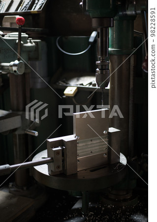 Drilling on aluminum material with a drilling machine 98228591