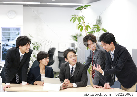 Meeting_Young businessman explaining with gesture to manager_2 Meeting_Young businessman explaining with gesture to manager_2 98229065