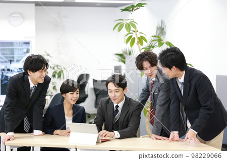 Meeting_A manager and four business people who operate a tablet while listening to their subordinates_1 98229066