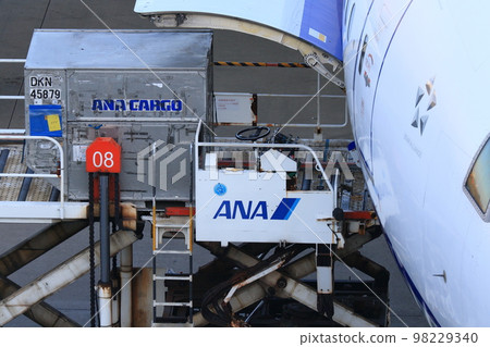 Passenger plane to load cargo Passenger plane to load cargo 98229340