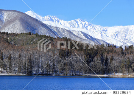 冬天的青木湖和白馬宮山 98229684
