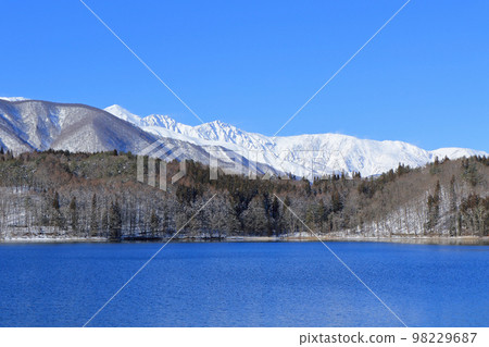 冬天的青木湖和白馬宮山 98229687