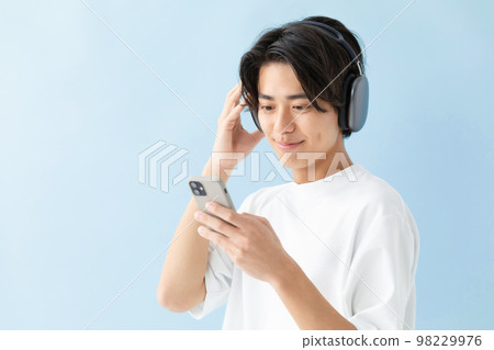 男性耳機音樂藍色背景 98229976
