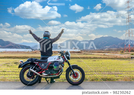 "Saitama Prefecture" A rider looking at the sunset while traveling 98230262