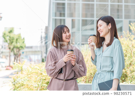 Female friends who drink coffee in front of the building, OL, business woman, female college student, university student Female friends who drink coffee in front of the building, OL, business woman, female college student, university student 98230571