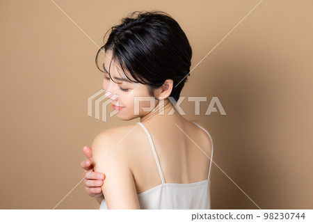 A woman with short hair 98230744