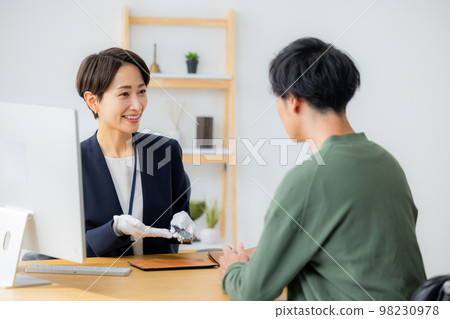 評估手錶的婦女 98230978