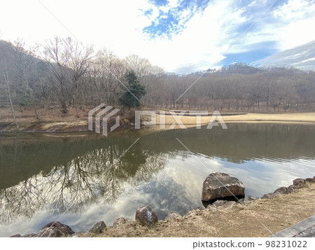 公園裡的池塘反射著冬日的夕陽 98231022