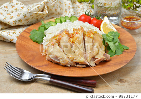 泰國和民族美食“Khao Mangai”、“雞飯”、“蒸雞飯”、“雞飯”、“電飯煲食譜”。 98231177