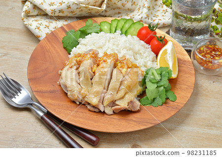 泰國和民族美食“Khao Mangai”、“雞飯”、“蒸雞飯”、“雞飯”、“電飯煲食譜”。 98231185