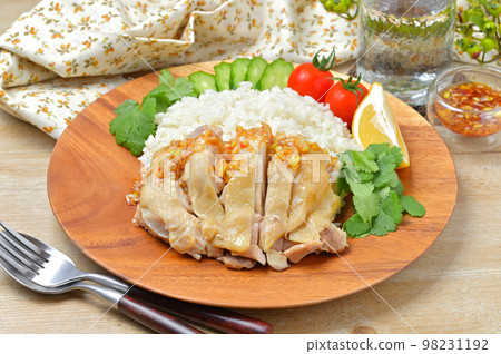 泰國和民族美食“Khao Mangai”、“雞飯”、“蒸雞飯”、“雞飯”、“電飯煲食譜”。 98231192