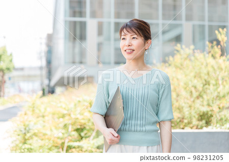 女商人、OL、站在建築物前的女人（30 多歲、40 多歲、亞洲人、日本人、中國人） 98231205