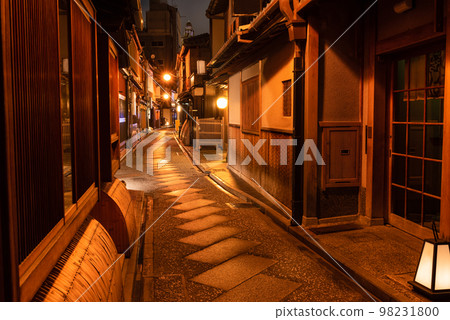 清晨京都古都先鬥町石板路被雨淋濕 清晨京都古都先鬥町石板路被雨淋濕 98231800