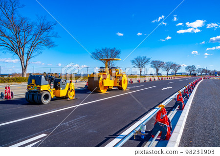 努力增加主幹道 17 號國道上部道路上的車道數量 向上 2022.12 底部 c-2 高飽和度 98231903