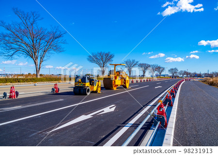 Work to increase the number of lanes on the main road National Route 17 Jobu Road up direction 2022.12 bottom e-2 High saturation 98231913
