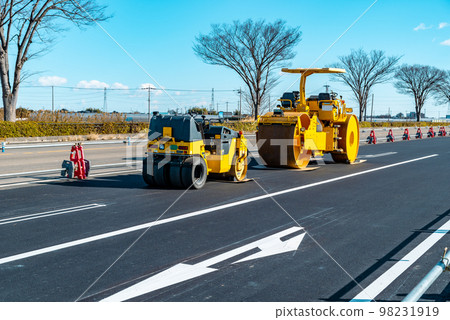 努力增加主幹道 17 號國道上部道路向上方向 2022.12 底部 f-3 淺色調的車道數量 98231919