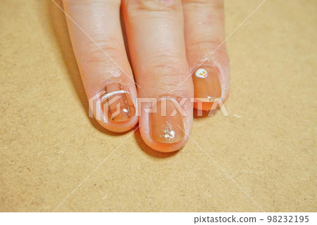 低調的指甲 98232195
