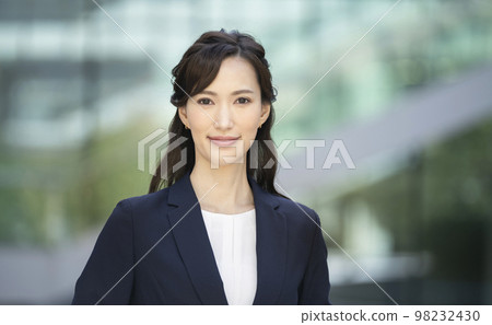 30多歲的女商人看著相機人像攝影合作“LINK FOREST” 98232430