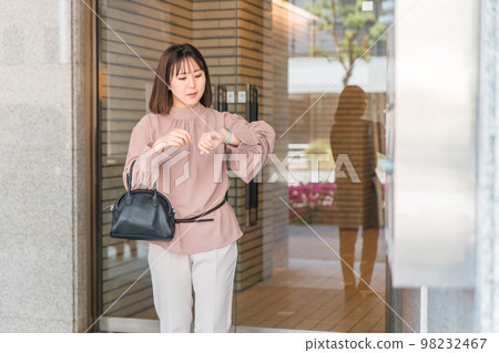 Business woman / Asian woman commuting from the apartment (tardiness / oversleep) 98232467