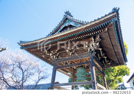 The bell tower and perpetual cherry blossoms of the Mikawa Ikko Ikki Temple (Joguji Temple, Okazaki City, Aichi Prefecture) The bell tower and perpetual cherry blossoms of the Mikawa Ikko Ikki Temple (Joguji Temple, Okazaki City, Aichi Prefecture) 98232653