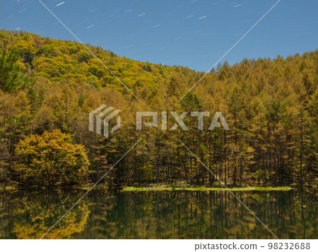 Nagano _ Mishaka Pond with autumn leaves and a superb view of the starry sky Nagano _ Mishaka Pond with autumn leaves and a superb view of the starry sky 98232688