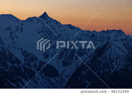 從北阿爾卑斯忠嶽山看到的落日餘暉中的矢裡岳 98232840
