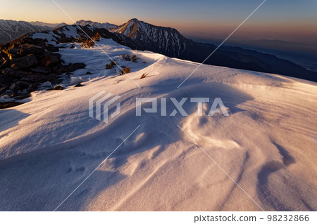 從北阿爾卑斯忠嶽山看到的夕陽下的上念山 98232866