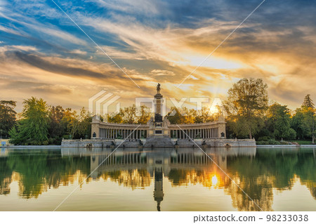 Madrid Spain, sunrise city skyline at El Retiro Park 98233038