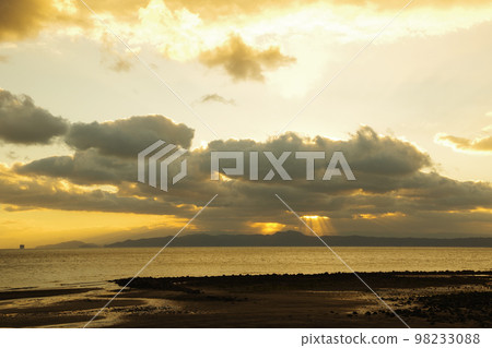 陽光透過雲層照進有明海 陽光透過雲層照進有明海 98233088